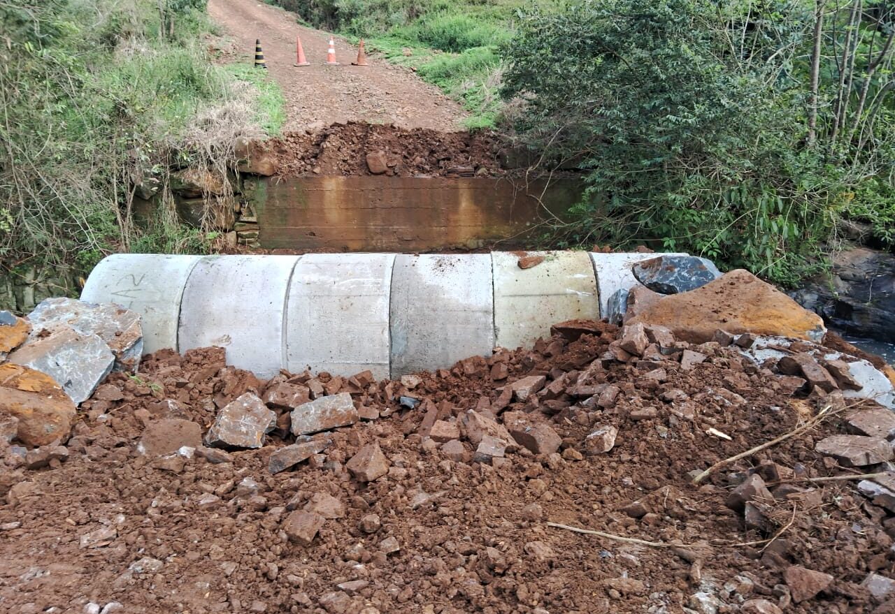 Comunidade de Linha Bonita tem ponte de madeira substituída por tubos de concreto