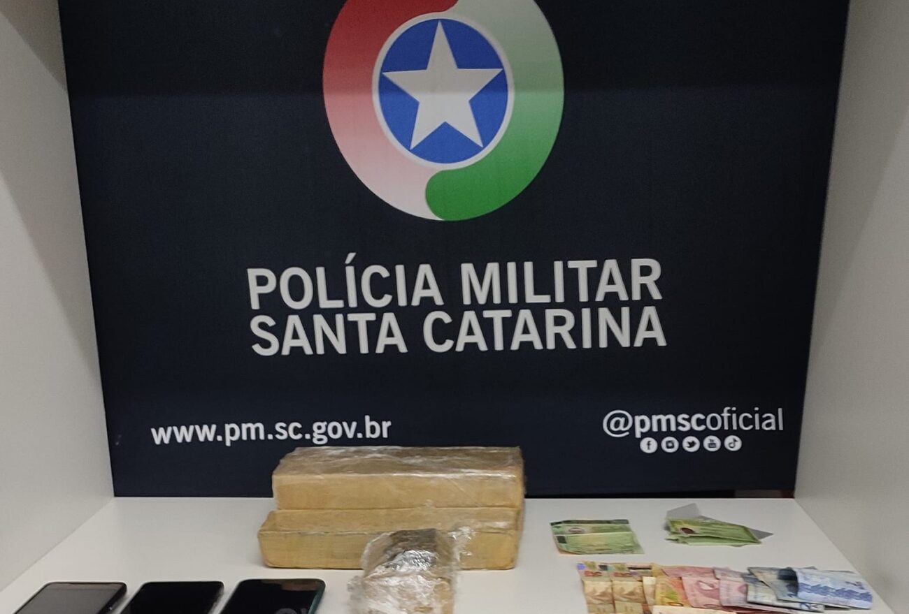 Polícia Militar apreende 3kg de maconha em interior de veículo, em Seara