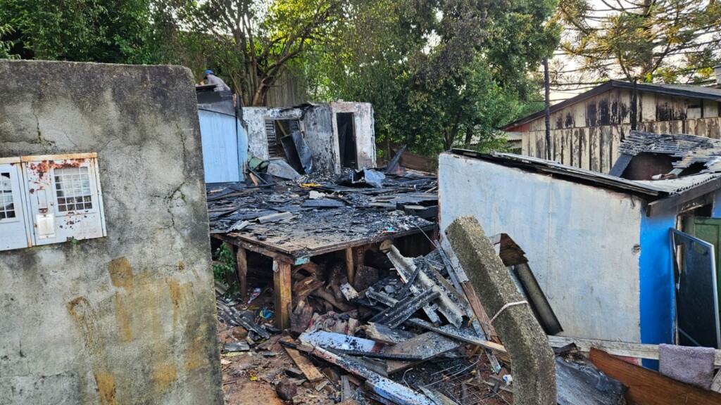 Incêndio destrói casas em Chapecó e deixa quatro famílias desalojadas