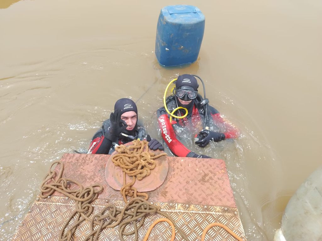 Rebocador de balsa submersa está colapsado, o que prejudicou buscas ao homem desaparecido