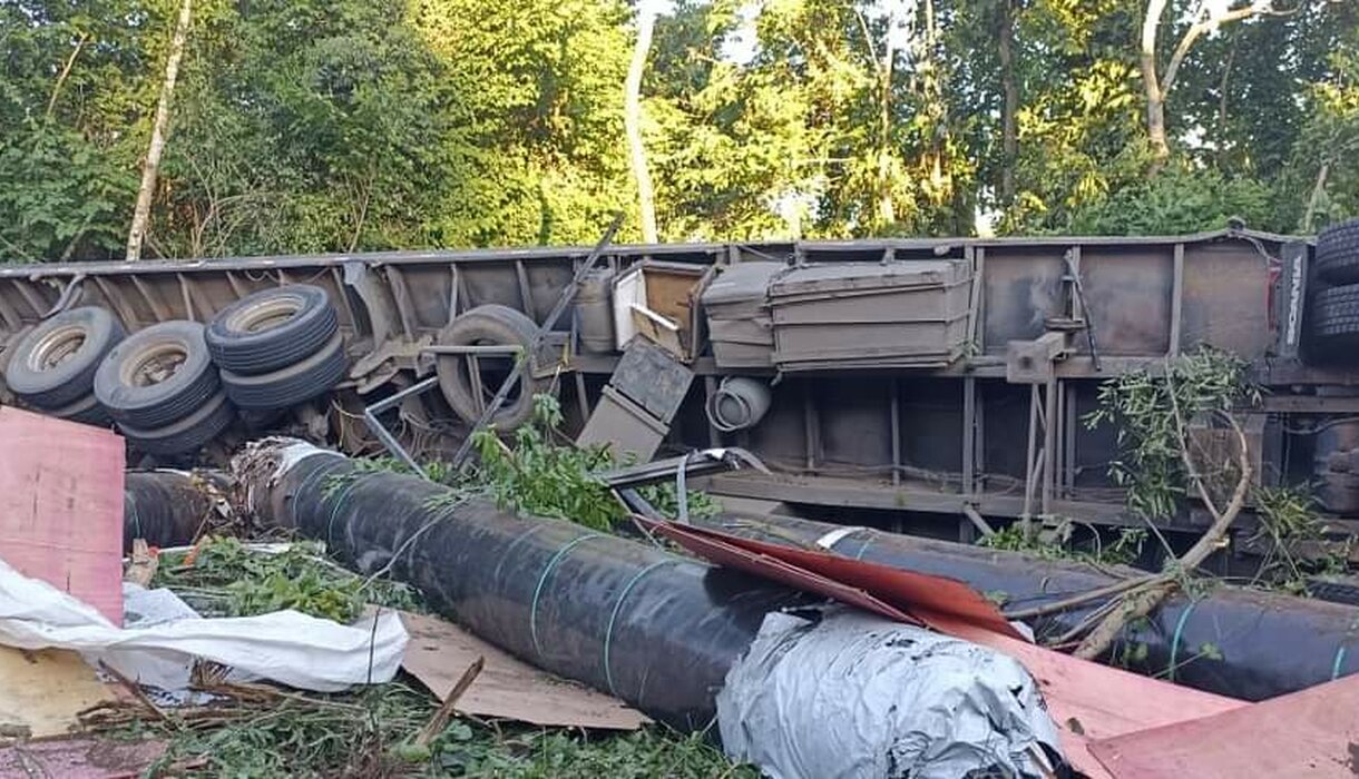 Caminhão fica completamente destruído após cair em ribanceira, no município de Irani