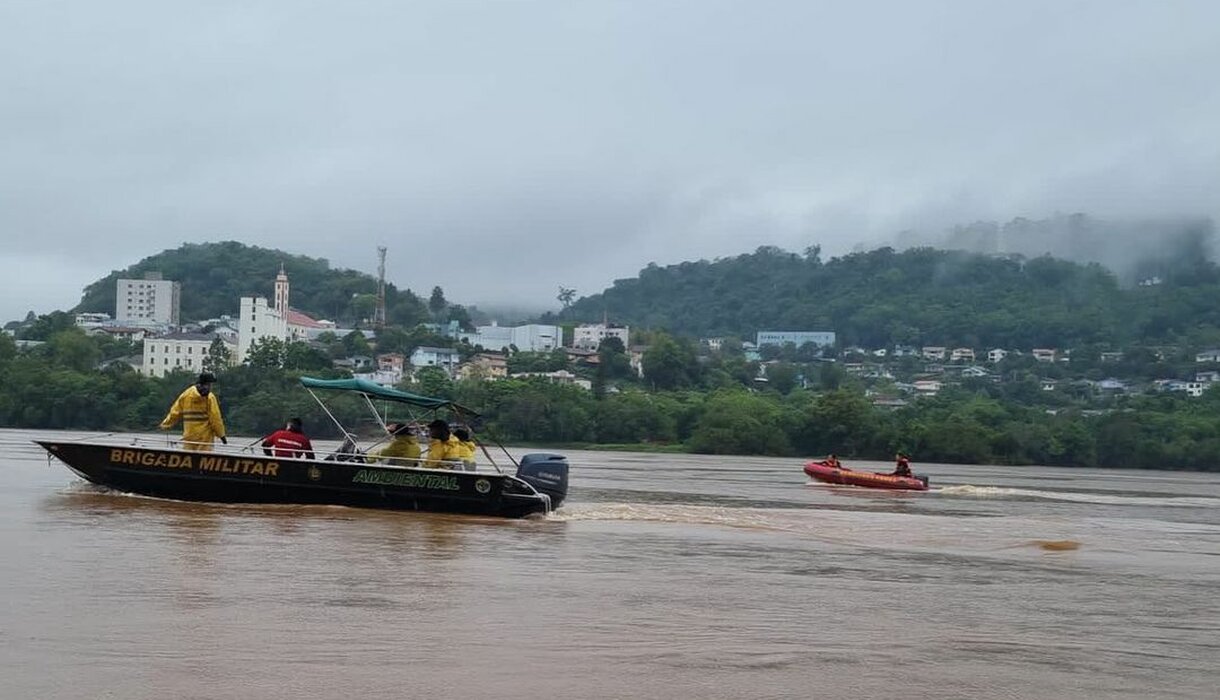 Bombeiros procuram por homem desaparecido em naufrágio de balsa