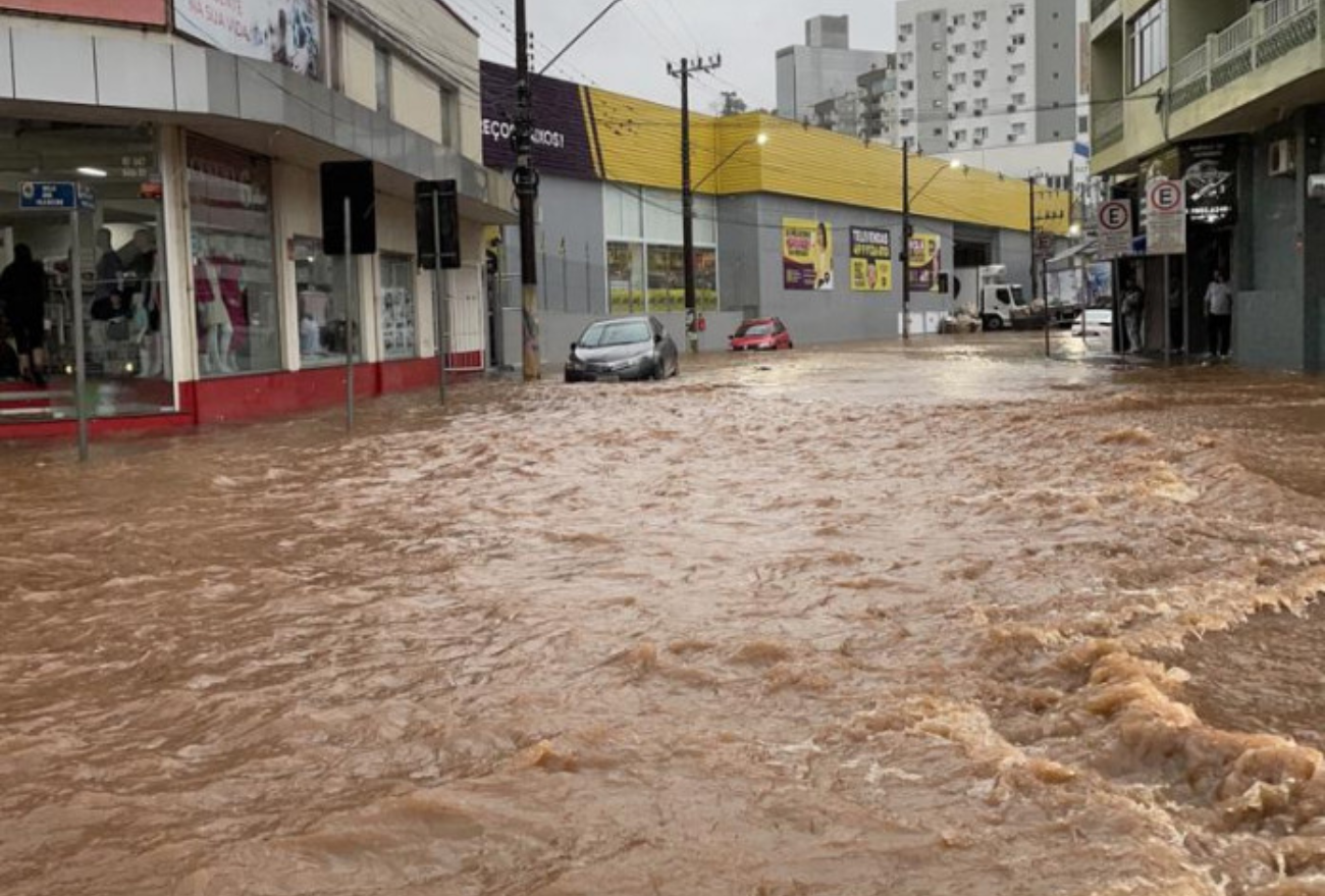 Fotos: Rio dos Queimados transborda e atinge empresas na área central de Concórdia