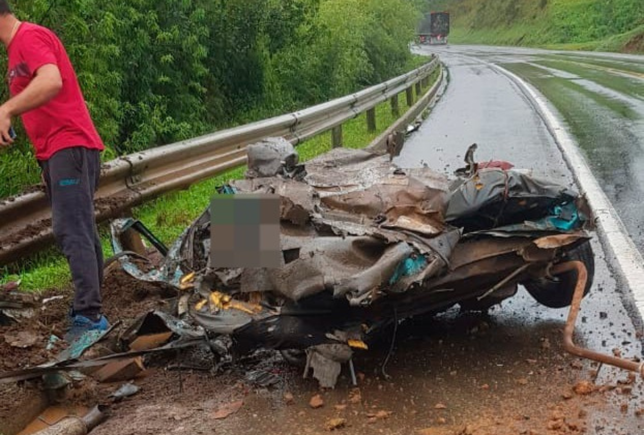 Após carro partir ao meio, casal do Oeste morre em grave acidente na BR-153