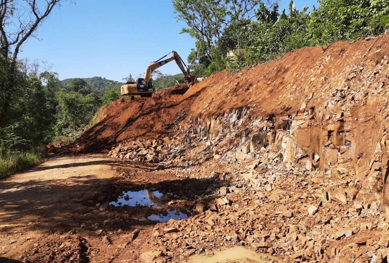 Seguem os trabalhos de pavimentação asfáltica que ligará a SC-283 até Canhada Grande