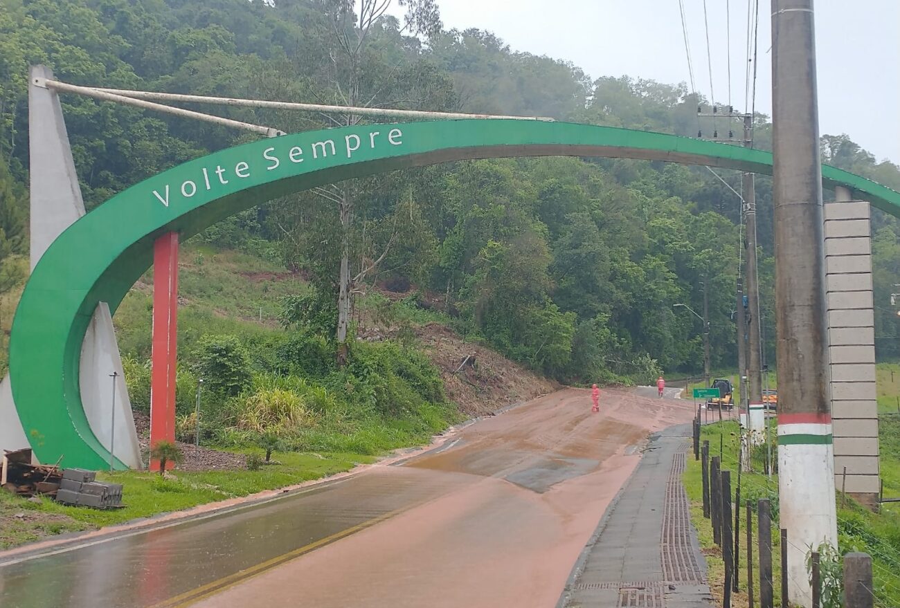 Queda de barreira é registrada em Lindóia do Sul