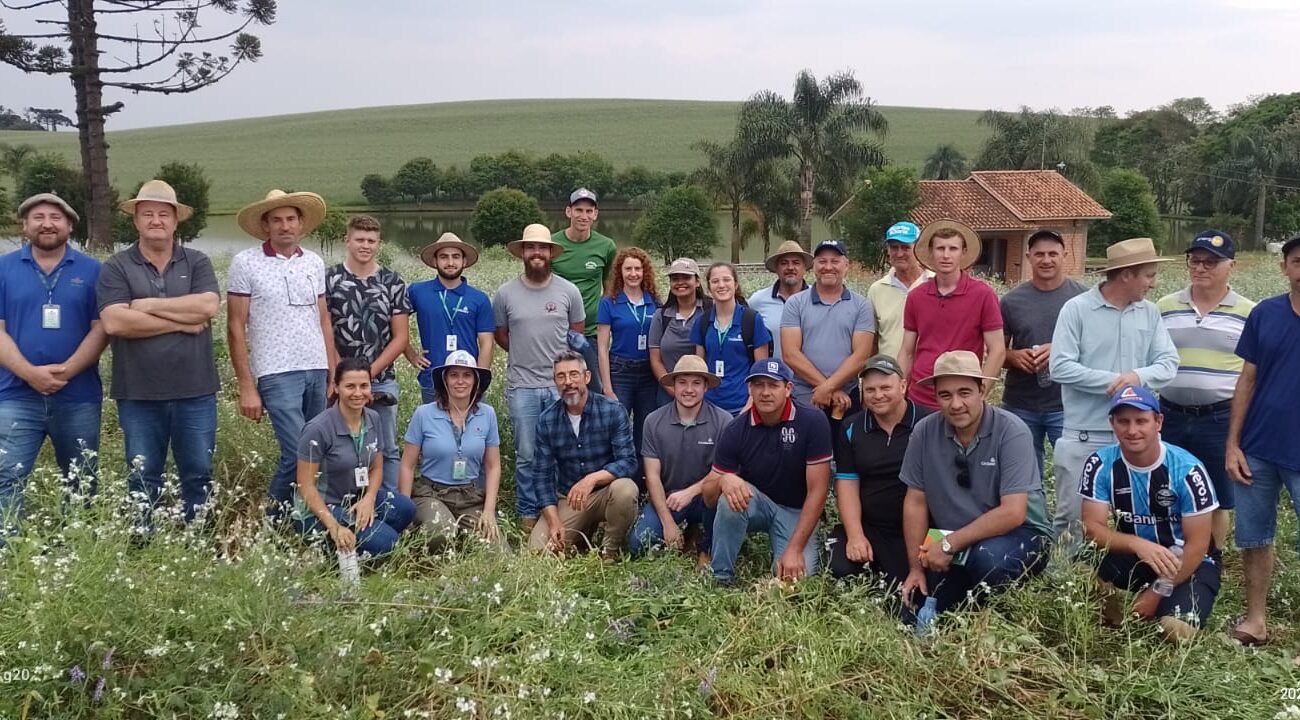 Técnicos e Agricultores de Seara visitam propriedade que é destaque na produção de grãos