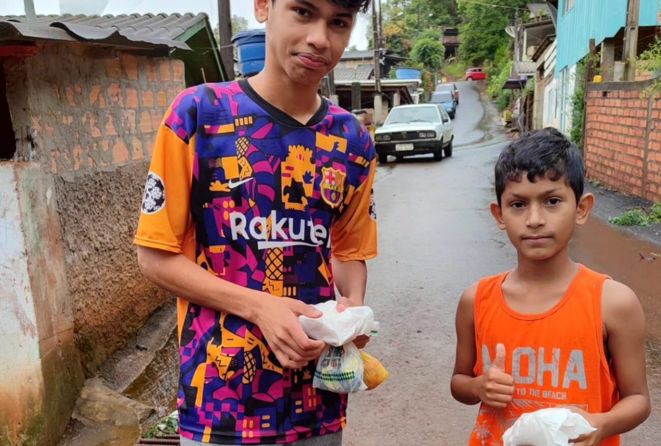 Crianças de Seara recebem cesta de doces em comemoração ao Dia das Crianças